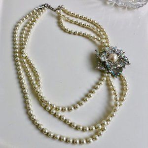 *SALE* Pearl necklace with crystal side flower